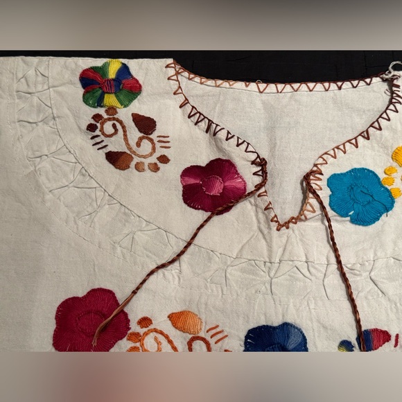 NEW HAND-EMBROIDERED IN MEXICO. Colorful Floral Embroidered White Cotton Top - Picture 3 of 6